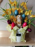 Oryginalna dekoracja świąteczna z zajączkiem w białym wiaderku. Stroik