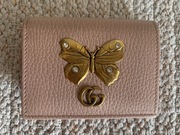 Gucci różowy portfel z motylem