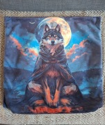 Poszewka dekoracyjna na poduszkę wilk z opisem symboliki  40cm