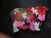 Drewniane puzzle KROWA litery cyfry 3D układanka kolorowa prezent farma