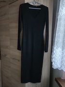 Czarna długa dopasowana prążkowana sukienka 