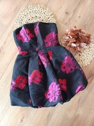 Czarna rozkloszowana sukienka z czerwonymi kwiatami w róże 40L kwiaty