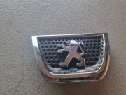 ATRAPA KRATKA ŚROD.  EMBLEMAT PEUGEOT 3008