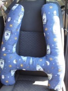 Poduszka podróżna ergonomiczna typu H – miękka, kompaktowa, kosmiczny wzór