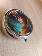 Ozdobne metalowe pudełeczko, kieszonkowa mini szkatułka - dama w kapeluszu