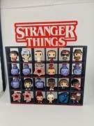 Półeczka Stranger Things z czerwonym napisem wszystkie 24 szt. Kinder Joy