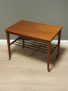 Duński stolik, barek z teaku na kółkach.  Lata 70