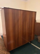 Szafa trzydrzwiowa z czasów PRL
