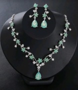 Komplet biżuterii naszyjnik + kolczyki – kwiaty, jasnozielone kryształki 