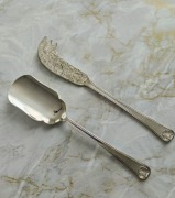 Stare sztućce - nóż do sera i łopatka do konfitur wzór muszla 