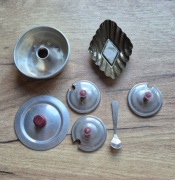 Garnuszki metalowe kuchnia PRL retro dla lalek foremki pokrywki 