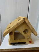 Uroczy, ręcznie wykonany karmnik dla ptaków