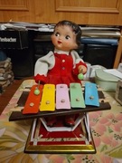 Lalka grająca na cymbałkach PRL 