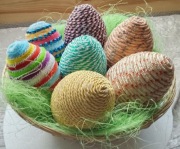 Koszyk wielkanocny stół ozdoba pisanek 