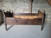 Zabytkowe drewniane łóżko 