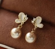 Kolczyki motylki z cyrkonią i perełką pozłacane + pudełko 