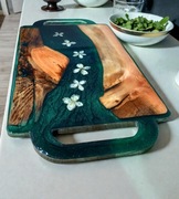 Deska do serwowania z drewna i żywicy