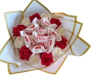 Słodki bukiet z Raffaello i Róże mydlane  prezent na Komunię 