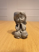 Doniczka betonowa dziewczynka