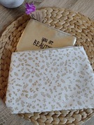 Kosmetyczka beżowa ze złotym wzorkiem z wkładką