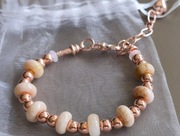 Bransoletka z jaspisem i metalowymi charmsami w kolorze różowego złota