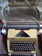 Maszyna do pisania mechaniczna Łucznik 303 z walizką 