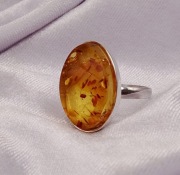 Srebrny pierścionek z bursztynem