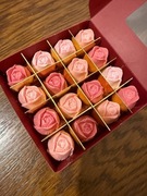 Połączone pudełka upominkowe z czekoladowymi kwiatami 