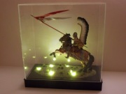 FIGURKA POLSKI HUSARZ W PODŚWIETLANEJ GABLOTCE SKALA 1:24 /75mm/