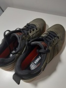 Sznurowane trampki w sportowym stylu - CROPP
