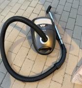 Odkurzacz workowy Amica Zephyr 900W – Sprawny + Worki