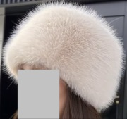 Czapka że sztucznego futra jasnobeżowa w kształcie toczka