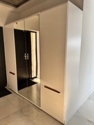 Szafa czterodrzwiowa z lustrem