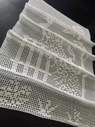 BIAŁY BIEŻNIK SZYDEŁKOWY- RĘCZNA ROBÓTKA ,MOTYW - PAW