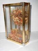 Kompozycja Kwiatowa w Szklanej Gablocie Vintage.