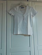 Biała koszulka Mohito z dekoltem V i ozdobnymi guzikami – rozmiar XS