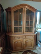 Dębowy kredens w kolorze rustykalnym.