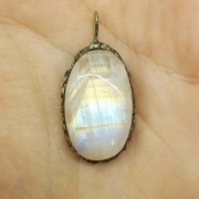 Amulet wisior z kamieniem ksieżycowym kamień ksież