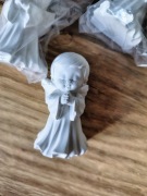 Aniołek chłopiec podziękowanie figurka gipsowa 