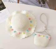 Piękny słomkowy kapelusz dla dziewczynki 