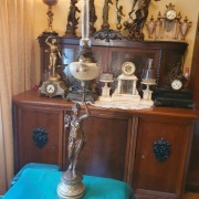 Duża=sprawna figuralna lampa naftowa z malowanym kloszem=cynkal