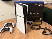 PlayStation 5 Slim 1 TB Digital + 2 pady 