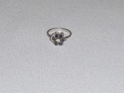 SREBRNY PIERŚCIONEK KWIAT Z SZAFIRAMI SYNTETYCZNYMI R. 17