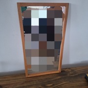 Lusterko w drewnianej ramie 