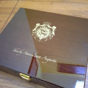 Skarby Stanisława Augusta Piękna drewniana kasetka na monety 50 i 500 zł