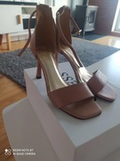  Skórzane sandałki na obcasie firmy Karino