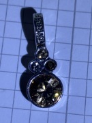 zawieszka do łańcuszka w kolorze białego złota DYRBERG / KERN miodowe oczko