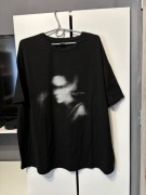 czarna koszulka z nadrukiem 