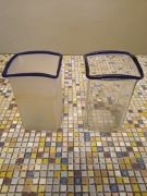 Dwa szklane wazoniki