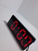 cyfrowy zegar elektroniczny, który wyświetla czas za pomocą diod LED